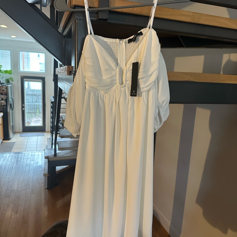 White Lulus off the shoulder dress - Picture 4 of 9